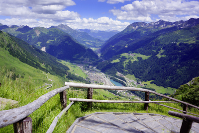 Alpen-Panorama mit Talblick nach Airola