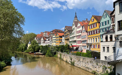 Farbige Fassaden am Neckar bei Tübingen