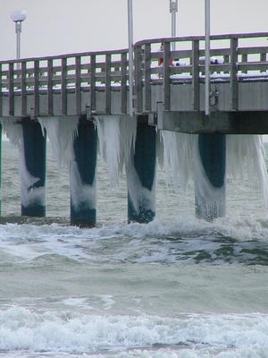 Binzer Seebrücke im Winter