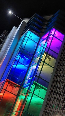 unterschiedlich farbig beleuchtetes Treppenhaus bei Nacht