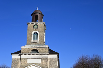 Husumer Kirche und Mond im März