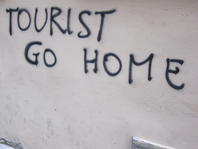 Graffiti - Kritik an Touristen: "Tourist go home" / Foto: Alexander Hauk