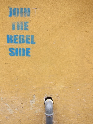 Graffiti an Wand: JOIN THE REBEL SIDE / Foto: Alexander Hauk
