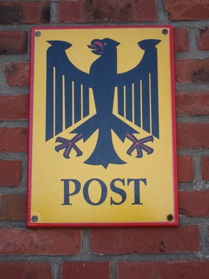 Bundespost: Altes Schild an Hauswand / Foto: Alexander Hauk
