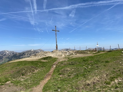 Gipfel und Gipfelkreuz Riedberger Horn im Oberallgäu / Foto: Alexander Hauk
