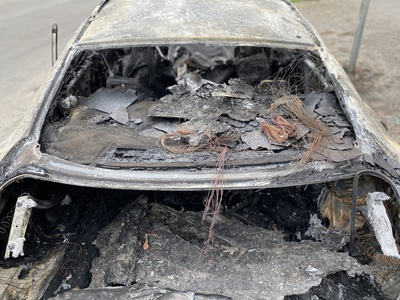 Ein ausgebranntes Auto am Straßenrand / Foto: Alexander Hauk