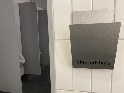 Aktenablage auf einem WC / Foto: Alexander Hauk