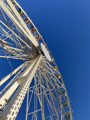 Riesenrad vor strahlend blauem Himmel / Foto: Alexander Hauk