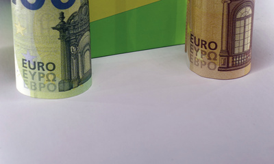 Euromünzen und Scheine mit roten, grünen und gelben Streifen 1