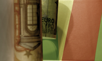 Euromünzen und Scheine mit roten, grünen und gelben Streifen 3