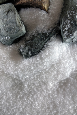 verschiedene Steine mit weißem Salz 02