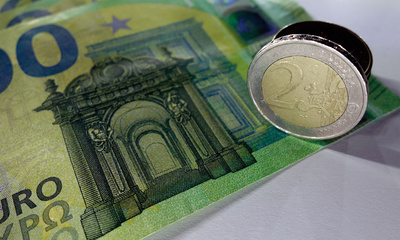 100-Euro-Banknote mit 2-Euro-Münze