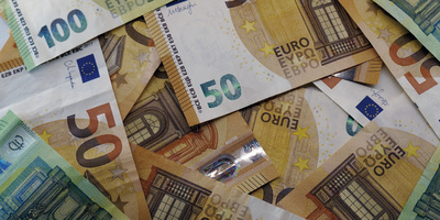verschiedene Euro-Banknoten als Hintergrund