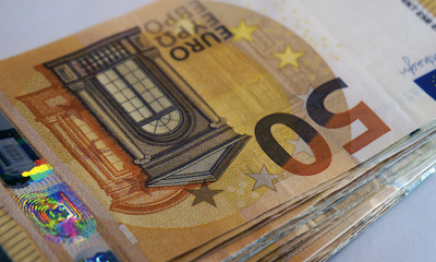 ein Bündel von 50-Euro-Banknoten aus nächster Nähe