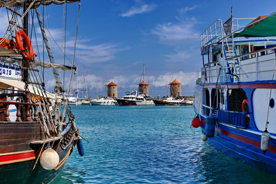 Mandraki-Hafen mit Blick auf die Windmühlen, Rhodos