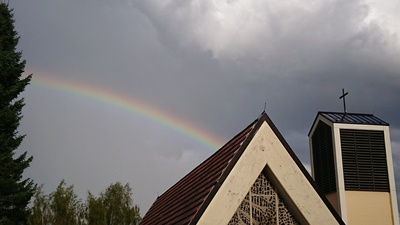 Regenbogen an Kirchturm
