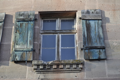 Sandsteinhaus mit Holzfensterläden