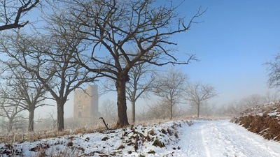 Frischer Schnee und alte Burg