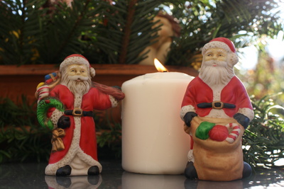 Weihnachtsmänner mit Kerze