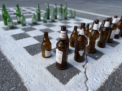 Schachspiel mit leeren Glasflaschen als Figuren / Foto: Alexander Hauk