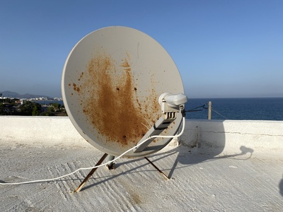 Satelitenschüssel auf Hausdach / Foto: Alexander Hauk