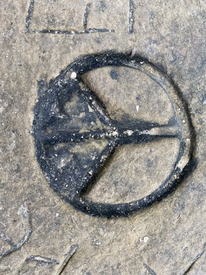 Peace Zeichen auf einem Felsen an einem Strand / Foto: Alexander Hauk