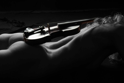 Rückenakt mit Geige
