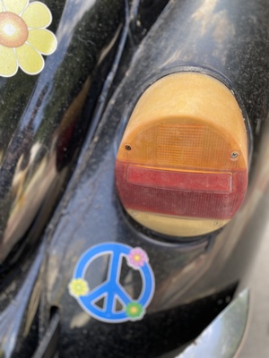 Peace-Zeichen an einem VW-Käfer aus der Hippiezeit (Pressefoto) / Foto: Alexander Hauk