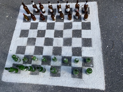 Schachspiel auf Teerstraße mit Flaschen als Spielfiguren / Foto: Alexander Hauk