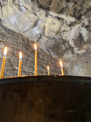 Brennende Kerzen in einer Kirche auf Kreta / Foto: Alexander Hauk
