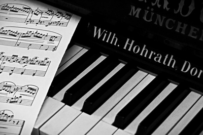 Klavier mit Noten schwarz-weiß