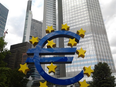 Euro-Skulptur am Willy-Brandt-Platz