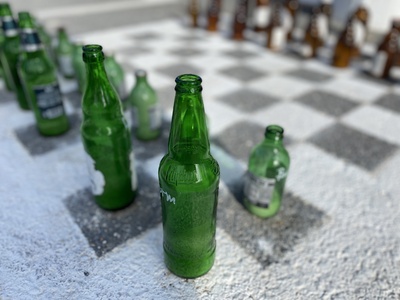 Schachspiel mit Flaschen als Spielfiguren / Foto: Alexander Hauk