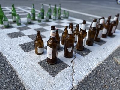 Schach mit  leeren Getränkeflaschen / Foto: Alexander Hauk