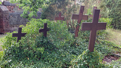 verwitterte gusseiserne Kreuze auf Friedhof