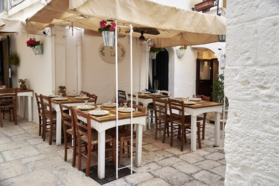 Cisternino, Apulien: Außenbereich eines kleinen italienischen Restaurants.