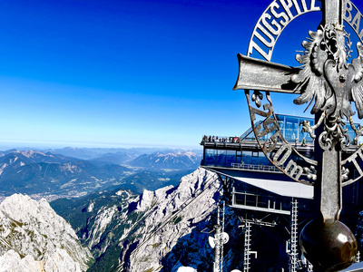 Zugspitz-Gipfelhaus mit Blick nack Garmisch