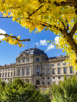 Residenz Würzburg herbstlich umhüllt