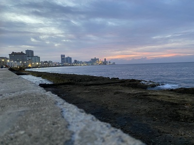 Malecon in Havana zur blauen Stunde
