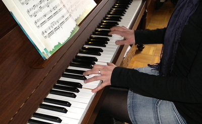 Frau am Klavier