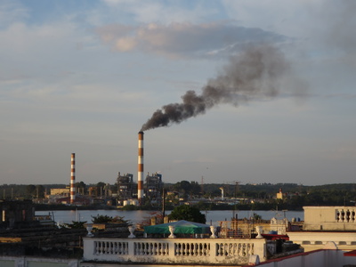 Rauchender Kraftwerkschornstein in Cienfuegos