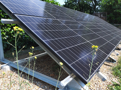 Solaranlage Photovoltaikanlage im Gruenen