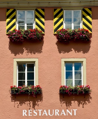 Hotelfassade mit Schrift Restaurant