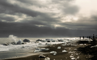 Strandbild bei Sturm und drohenden Wolken