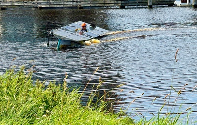 Solarboot im Hafen von Emden