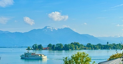 Chiemsee mit Boot und Fraueninsel