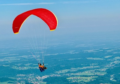 Gleitschirmflieger über dem Chiemgau