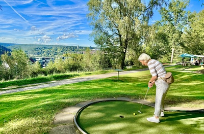 Seniorin beim Minigolf