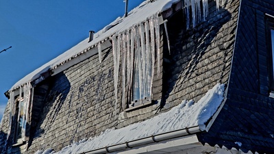 Eiszapfen im Sonnenlicht