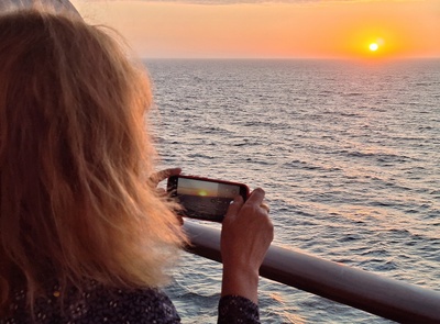 Frau fotografiert Sonnenuntergang